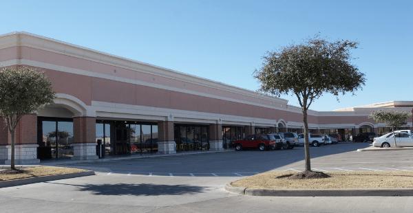 Retail strip center financed by Colby Schmid at CNB St. Louis Bank
